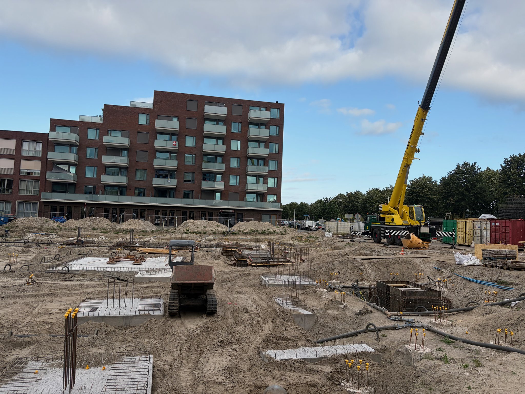 Bouwplaats Circulus Utrecht Pablo Picassostraat – Semana 30, 2026: la armadura de las vigas de cimentación se extiende por la cuadrícula, vuelve la grúa a Circulus Utrecht